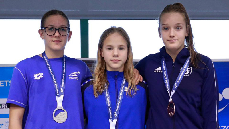 A 3 km dobogósai a lányoknál: Soós Gabriella (ezüstérmes) Boruzs Bianka (aranyérmes) Győrffy Lili Anna (bronzérmes)