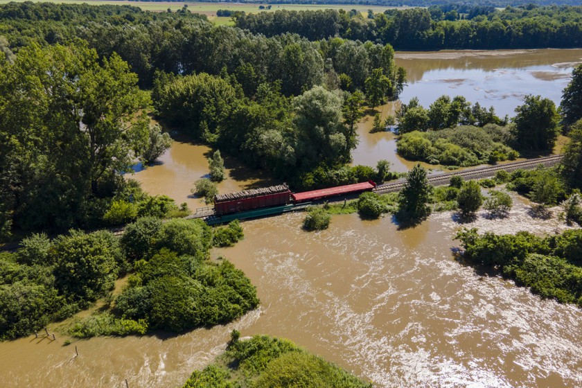 Fával megrakott vagonnal terhelik a heves esőzés miatt megáradt Rinya-patak hídját Babócsa és Péterhida között 2020. július 28-án. MTI/Varga György