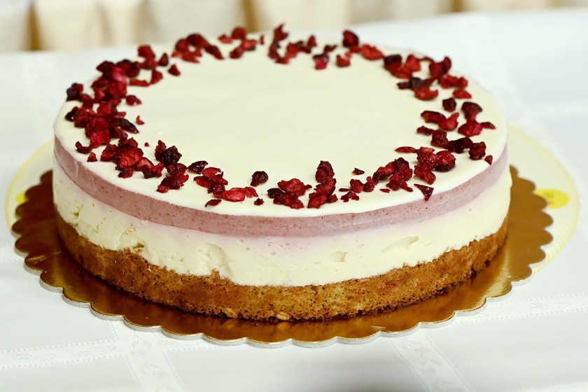 A pilisszentiváni JÓkenyér Cukrászat Szentivánéji Álom tortája, Magyarország cukormentes tortája az Országház Vadásztermében az augusztus 20-i nemzeti ünnep előtti sajtótájékoztatón 2020. augusztus 4-én. MTI/Koszticsák Szilárd