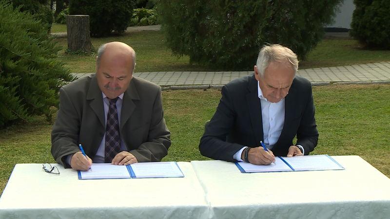 Dr. Kéki Zoltán, a Bene Ferenc Labdarúgó Akadémia elnöke és Szita Károly, Kaposvár polgármestere aláírják a támogatói szerződést.