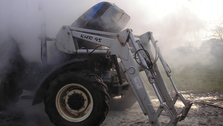 Lángoló traktorhoz riasztották a tűzoltókat
