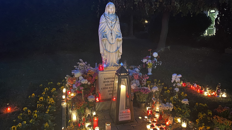 Fellobbantak a mécsesek és gyertyák lángjai