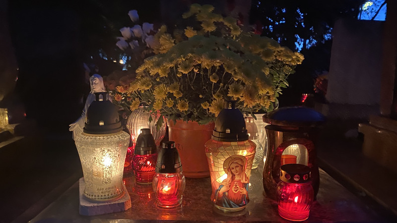 Fellobbantak a mécsesek és gyertyák lángjai