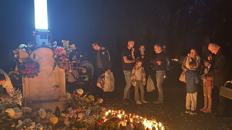 Fellobbantak a mécsesek és gyertyák lángjai