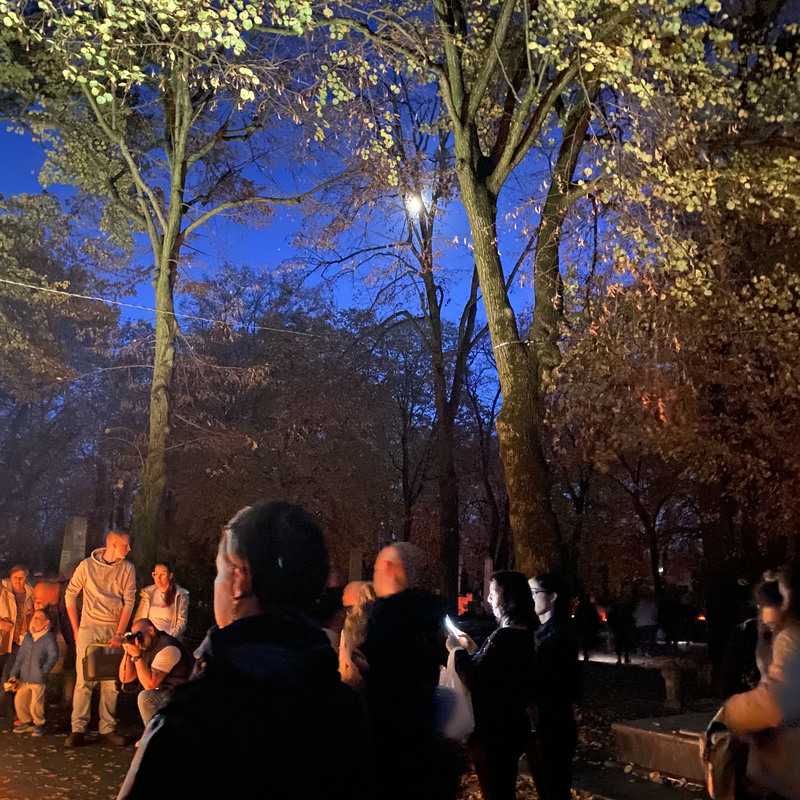 Fellobbantak a mécsesek és gyertyák lángjai