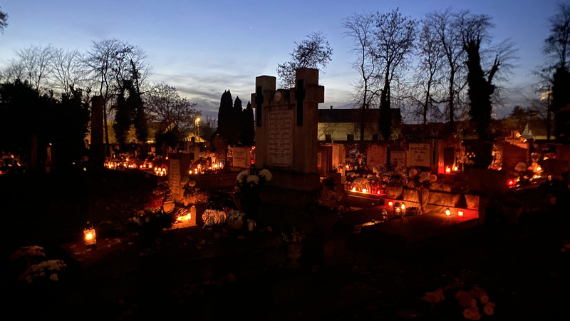 Fellobbantak a mécsesek és gyertyák lángjai
