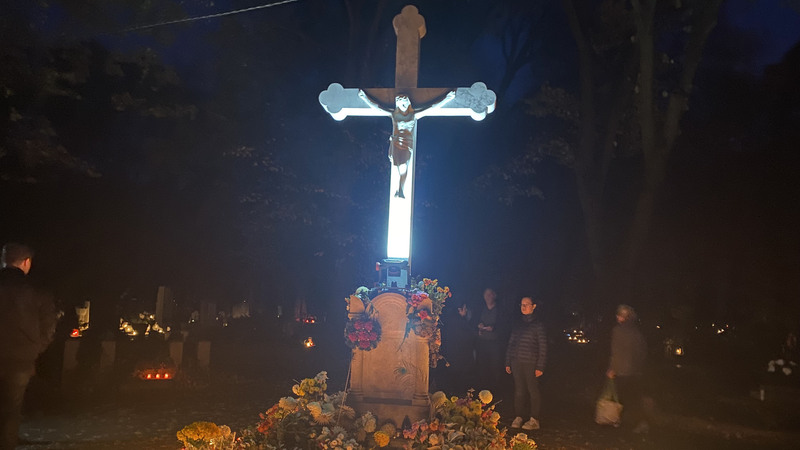 Fellobbantak a mécsesek és gyertyák lángjai