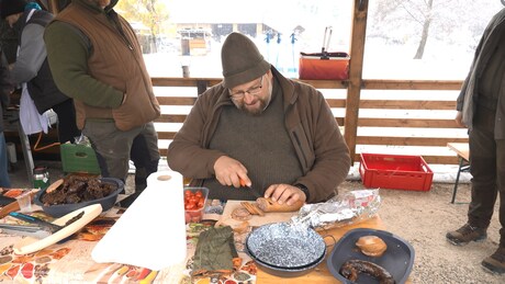 Több száz kiló hurka készült Szennában