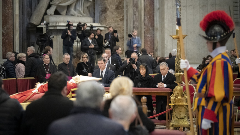 A Miniszterelnöki Sajtóiroda által közreadott képen Orbán Viktor miniszterelnök (j) és felesége, Lévai Anikó (j2) lerója kegyeletét a december 31-én elhunyt XVI. Benedek nyugalmazott pápa ravatalánál Rómában, a Szent Péter-bazilikában 2023. január 3-án. Mellettük Habsburg-Lotharingiai Eduárd Károly, Magyarország vatikáni nagykövete (b). MTI/Miniszterelnöki Sajtóiroda/Benko Vivien Cher