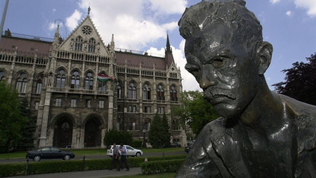 Balatonszárszó befogadná a Kossuth térről kitúrt József Attila-szobrot