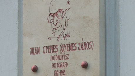 Emléktáblát avattak Juan Gyenes fotóművész születésének 100 éves évfordulója alkalmából