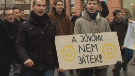 Nem engednek: transzparensekkel vonultak a kaposvári diákok - videóval!