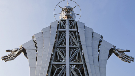 Huszonhárom méter magas pléh-Krisztust állítottak Székelyföldön