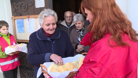 Megszentelt kenyeret osztottak ma a kaposvári templomokban