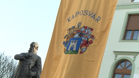 Ünnepel a város: felvonták Kaposvár zászlaját