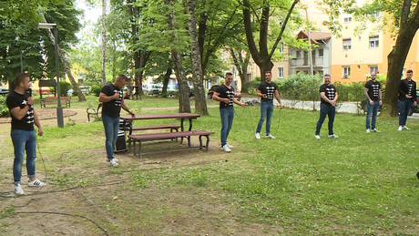 Mini utcakoncerteket adott Kaposváron a Vivat Bacchus férfikar