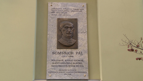 Kaposvári emléktábla hirdeti Somssich Pál nagyságát
