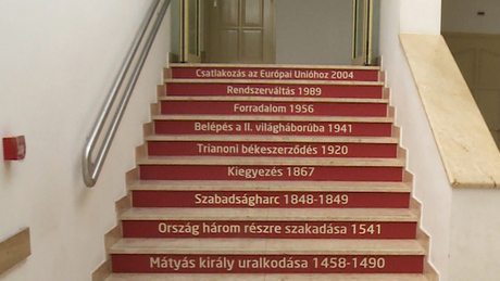 Évszámok a lépcsőkön