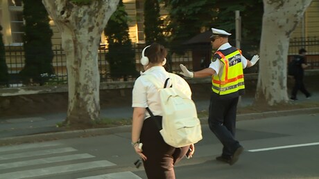 Egyenruhások figyelnek a gyerekekre az iskolák környékén
