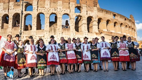Somogyi táncokat ropnak Rómában a látrányi és buzsáki hagyományőrzők