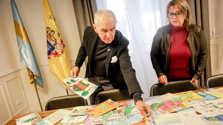 Gyerekrajzokat válogattak az adventre