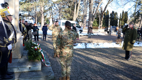Főhajtás a Mindszenty téren 