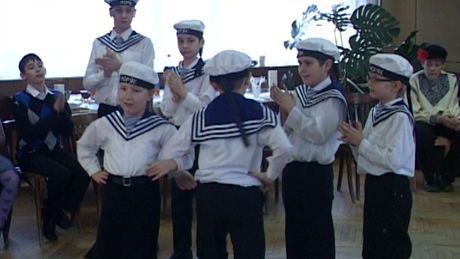 A fiúkat lányoknak, a lányokat fiúknak öltöztették a Pécsi utcai iskolában Kaposváron - videóval