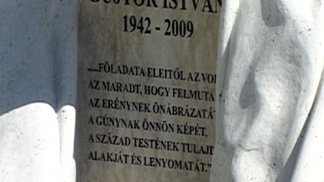 A volt miniszterelnök avatta fel Bujtor István síremlékét