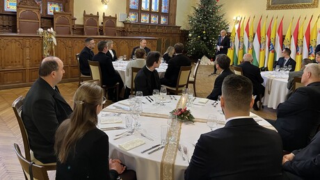 Utat mutatnak, hogy meglássuk a fényt