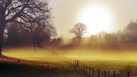 Tartósan ködös, felhős és napos tájak váltakoznak