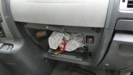 Bedrogozva azt hitte, hogy egy autóban van az elvesztett pénztárcája