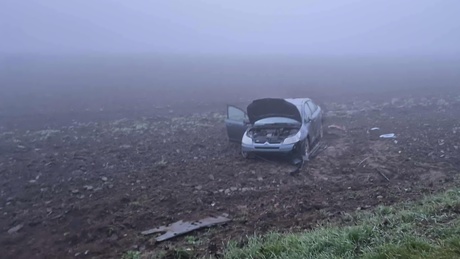 Szabadnapos mentős mentett ki egy családot a felborult autóból