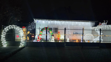 Vidám karácsony a családi ház udvarán