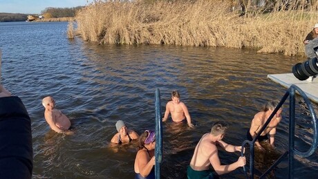 Desedai fürdéssel kezdték néhányan az újévet