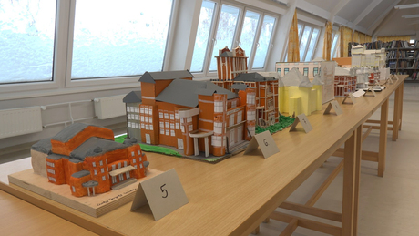 Diákok makettjein a Csiky