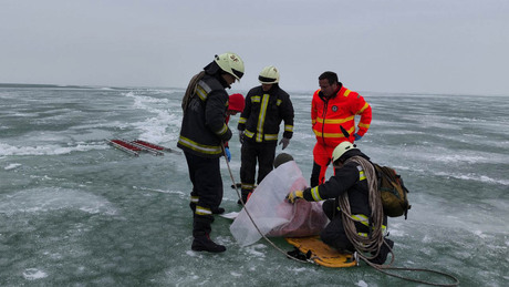 Életveszélyes mentések a Balaton jegéről