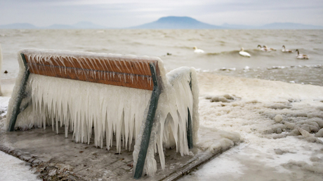 A parton jégcsapokká fagy a Balaton vize