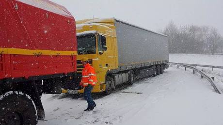 Kamionokat, személyautókat szabadítottak ki a hó fogságából 