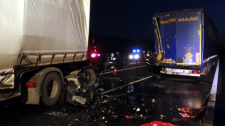 Szalagkorlátnak ütközött egy hűtőkocsi az M7-es autópályán