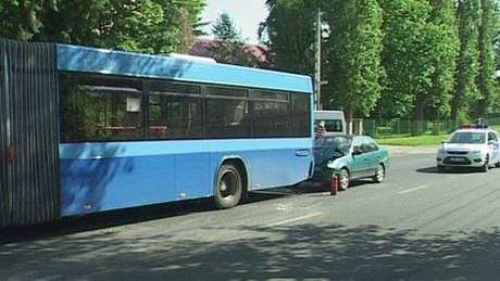 Két busz is összetört a kedd reggeli balesetekben  