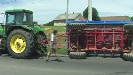 Felborult egy traktor a körforgalomban