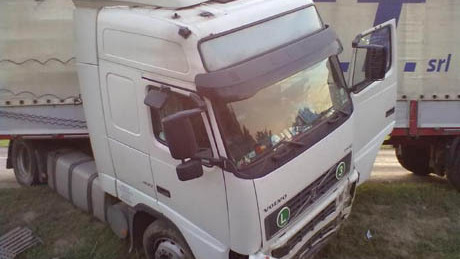 Kamion csúszott az árokba - a sofőr megsérült
