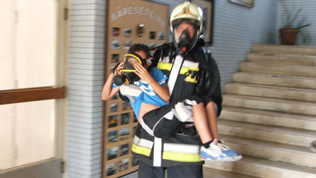 Gyerekeket mentettek a tűzoltóság épületéből