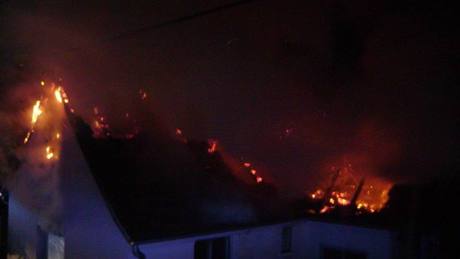 Családi házat veszélyeztetett a lángoló pajta