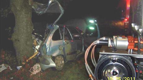 Fotókkal! Fának csapódott az autó: az utas meghalt