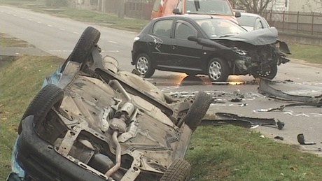 Videóval! Három autó ütközött Kaposváron