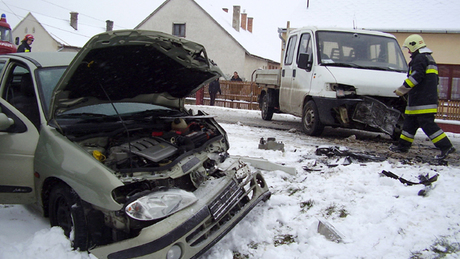 Vészhelyzet a somogyi utakon: támadott a hó