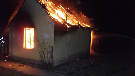 Éjszakai vonulás: épületet oltottak a tűzoltók