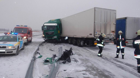 Újabb baleset - autók és kamion ütközött - öten sérültek 