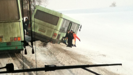 Törölt járatok, buszok és vonatok a hó fogságában